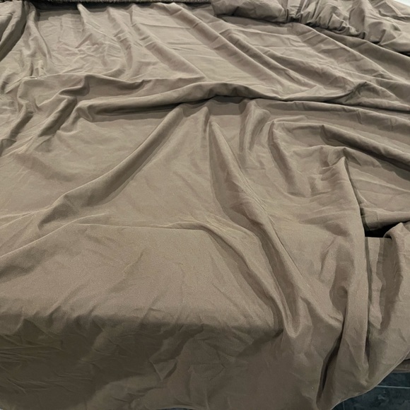 2 sets of king sheets gold and brown - Picture 9 of 11